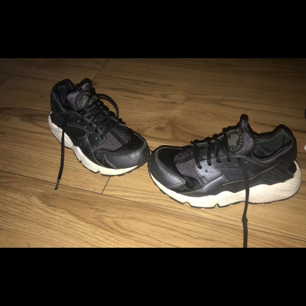 Nike huaraches woman/youth size 6.5